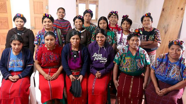 Primer plano de grupo de mujeres que trabajan en plantaciones de café en la región de Ixil de Guatemala